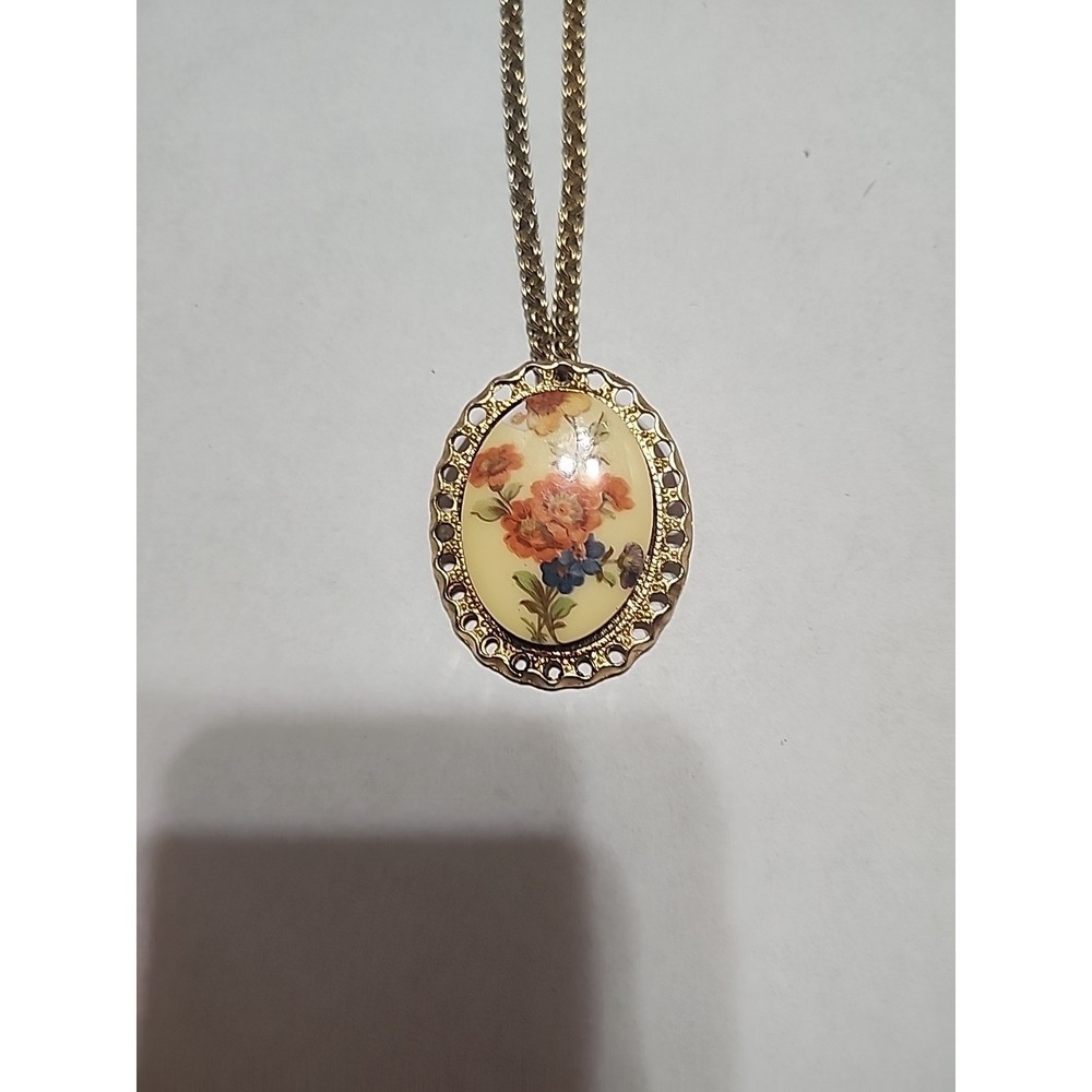 Vintage Floral Pendant  15 Inch Chain Has Missing‎ Chunk On Face Of Pendant